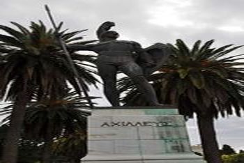 La maestosa statua di Achilleo al Museo Achilleon