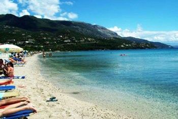 La spiaggia di ipsos è stata premiata con la bandiera blu