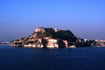 La vecchia fortezza dall'ingresso del porto