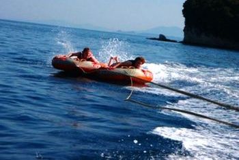 Giochi in mare per tutta la famiglia