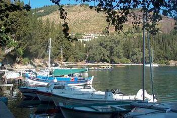Un pittoresco villaggio di pescatori di Corfù