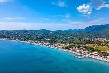 La spiaggia di Ipsos dall'alto