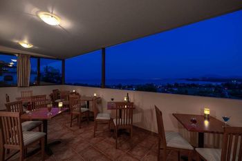 Con la luce delle candele lascia che il tuo sguardo viaggi l'Ionio