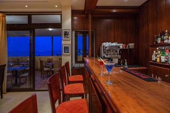 Un cocktail rinfrescante al bar dell'hotel