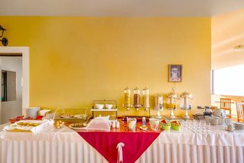 Serve la colazione continentale al buffet.