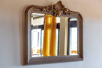 Lo specchio antico nel ristorante