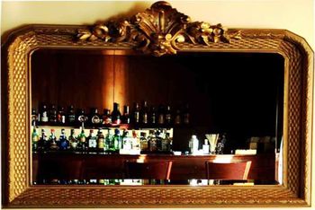 Scegli il tuo drink nella ricca cantina dell'hotel