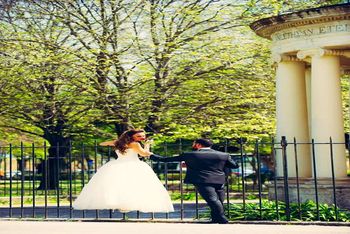 Lo sposo e la sposa in piazza Spianada
