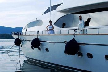 I nuovi sposi partono per il viaggio di nozze con la nave
