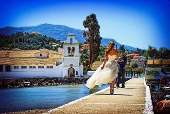 La sposa cammina verso la chiesa con vista sul Pontikonisi