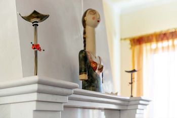 Sculture di porcellana decorano il camino