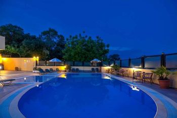 Il retro dell'hotel illuminato