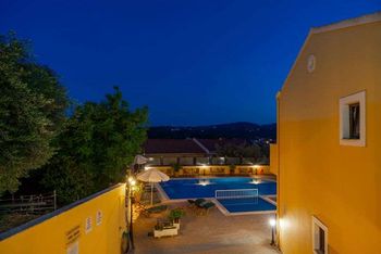 La vista di notte in piscina dalle scale