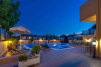 La piscina sotto la luna