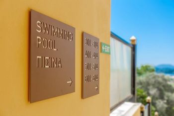 Le insegne aiutano a passare facilmente l'hotel.