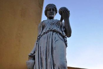 Un hotel che non dimentica la sua storia greca
