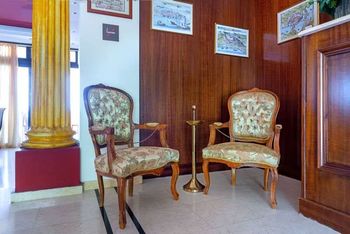 Gli antichi autentici decorano ogni spazio