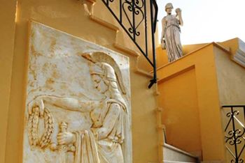 I marmi, le statue e le rappresentazioni antiche mostrano lo stile neoclassico